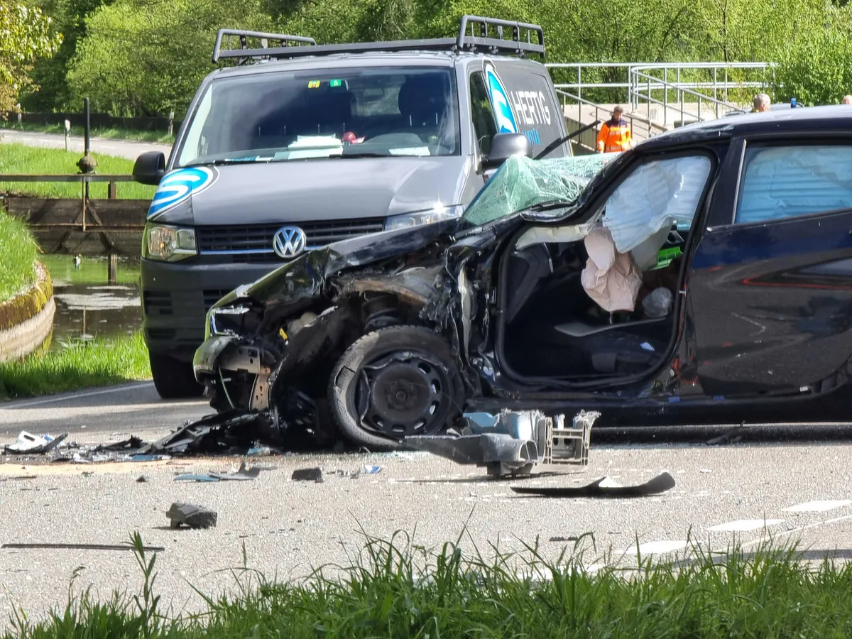 Man sieht ein Unfallauto von der Seite. Die Fahrertür ist rausgeschnitten.